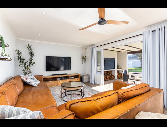 4 BEDROOM HOUSE FOR SALE IN FLAMINGO VLEI